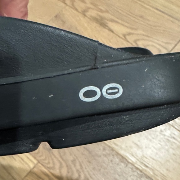 OOFOS Black Flip-Flops - Picture 3 of 4